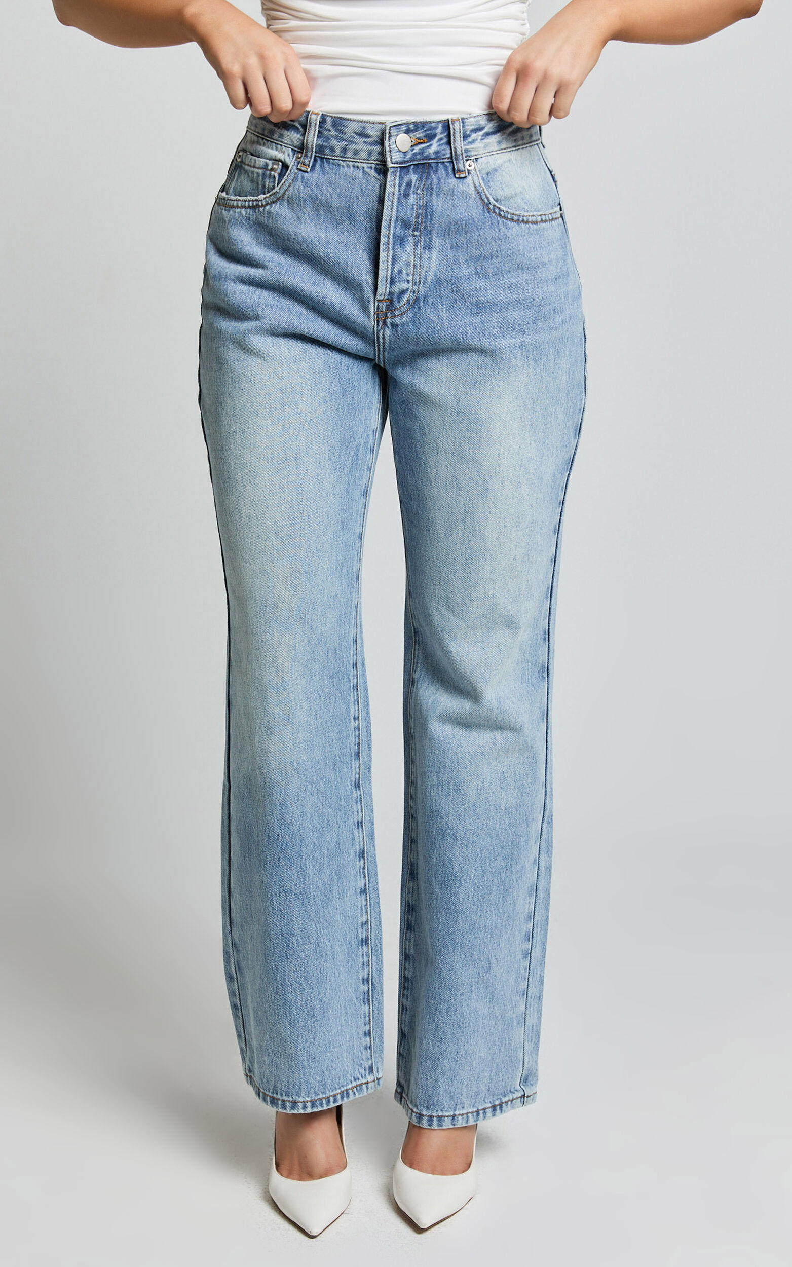 Bowie Jeans - Mid Rise Recycled Relaxed Denim Jeans in Light Blue Wash ...