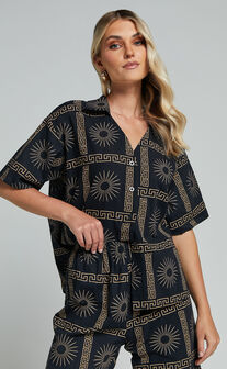 Cassidy Shirt - Short Sleeve Linen Look Shirt in Black Sun Print