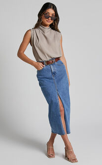 Arianae Top - High Neck Top in Sand
