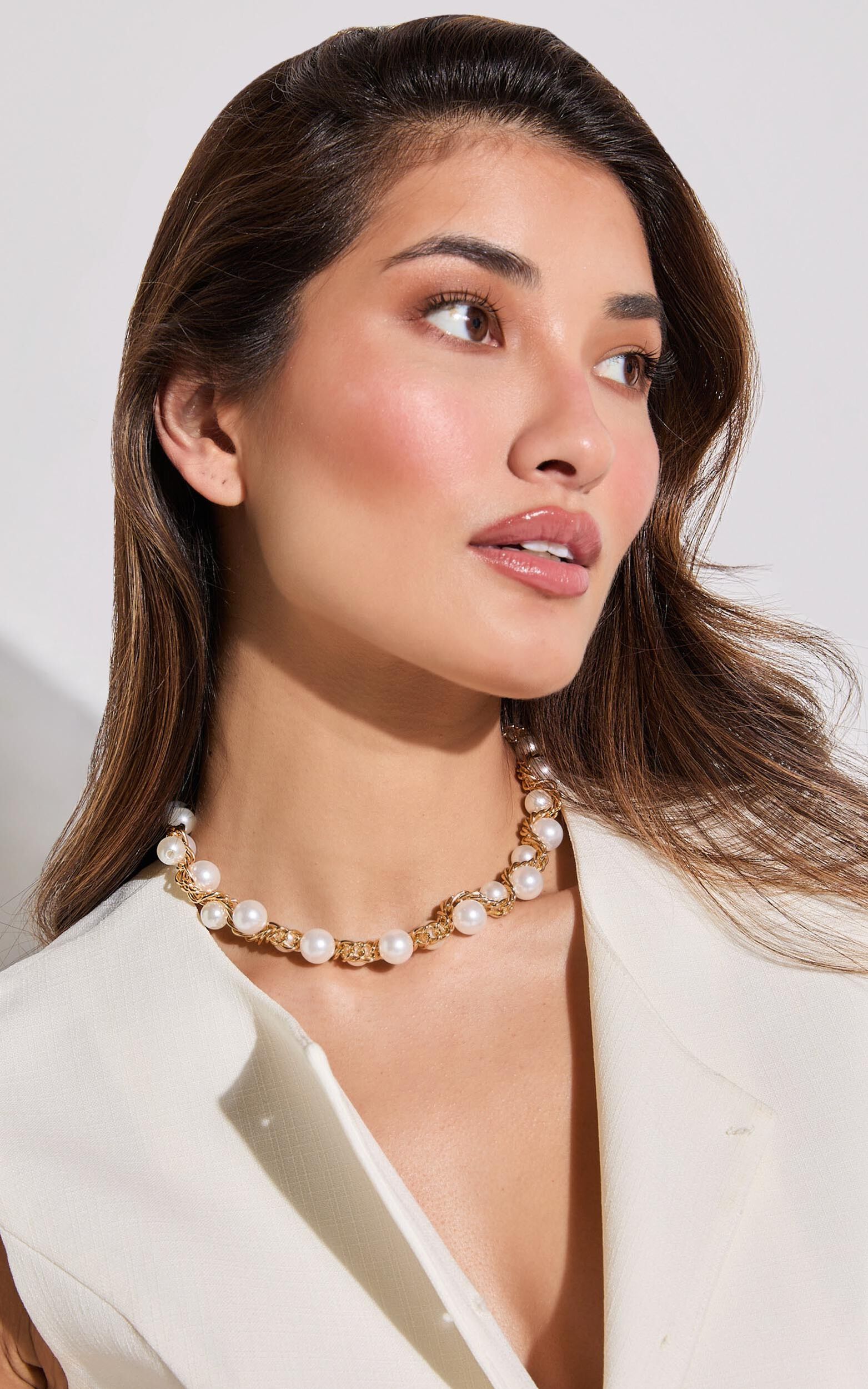 Jacqueline Necklace - Large Pearl and Gold Chain Detail Choker Necklace in White - NoSize, WHT1