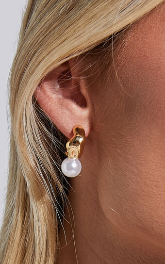 Jayden Pearl Earrings in Gold Pearl