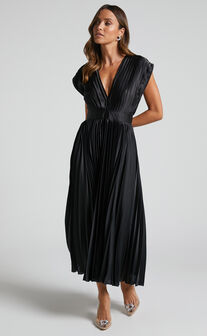 Della Midi Dress - Plunge Neck Short Sleeve Pleated Dress in Black