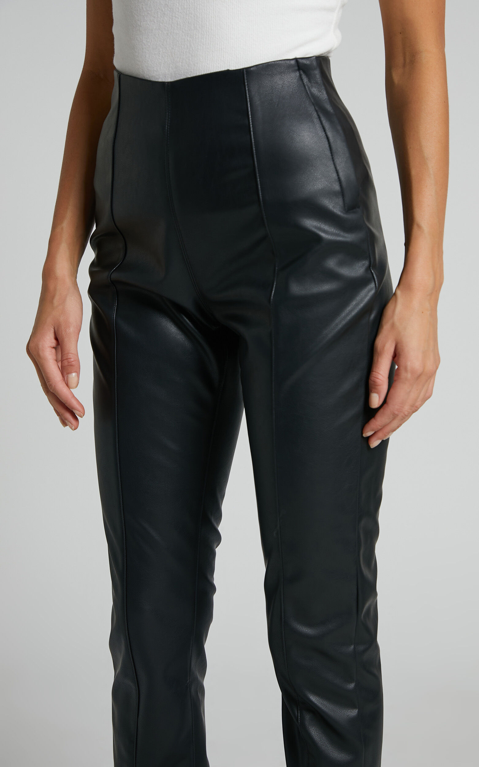 Leather-effect leggings with split hems - Women