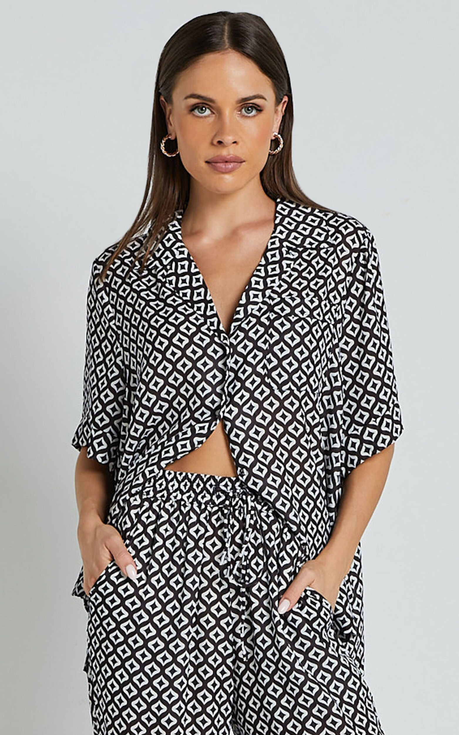 Brunita Shirt - Relaxed Short Sleeve Shirt in Arluna Geo Print - 06, BLK1