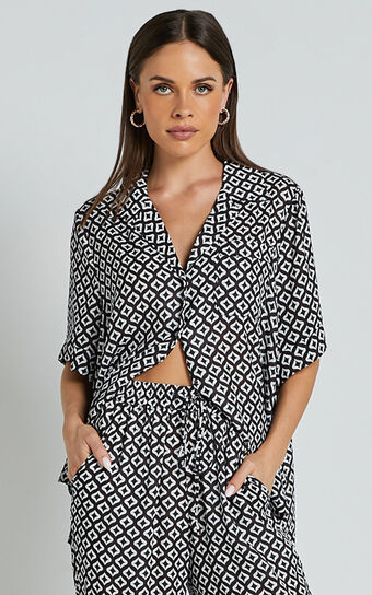 Brunita Shirt - Relaxed Short Sleeve Shirt in Arluna Geo Print