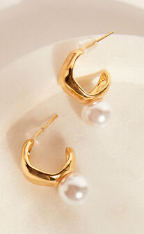Jayden Pearl Earrings in Gold Pearl