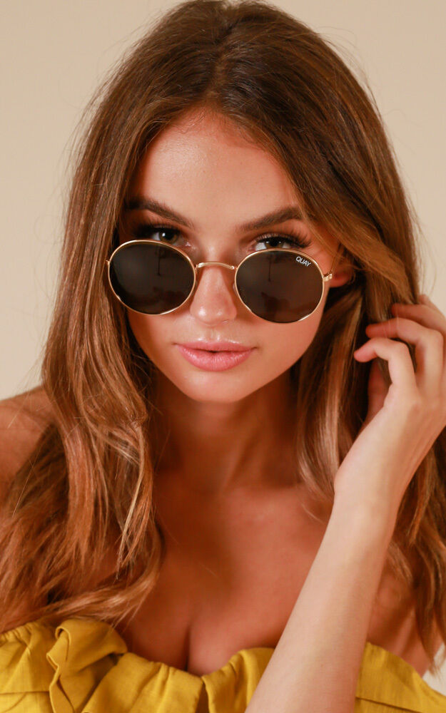 Quay Mod Star Sunglasses In Gold