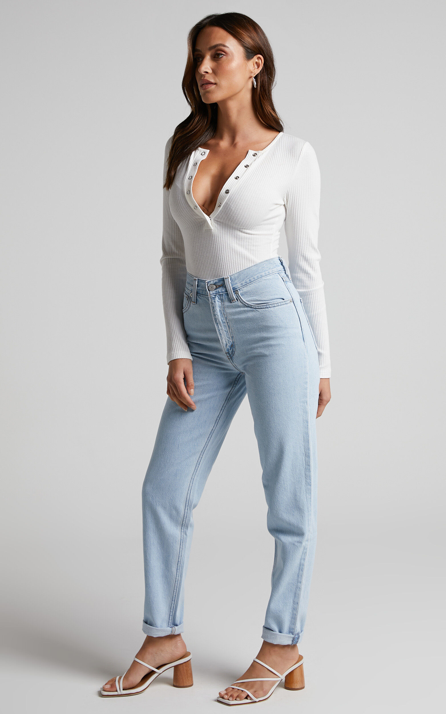 Light wash shop levi mom jeans